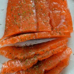 Saumon Cru Mariné Gravlax Entier prétranché 1kg env.